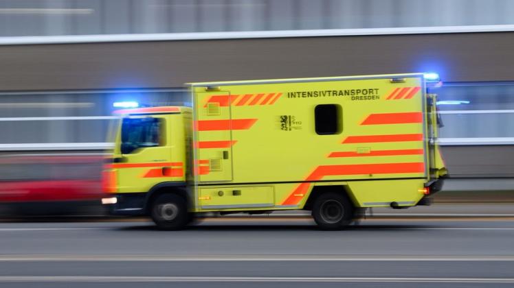 Ein Intensivtransportwagen der Dresdner Feuerwehr fährt auf einer Straße entlang. Diese Wagen werden für die Verlegung von Corona-Patienten genutzt.