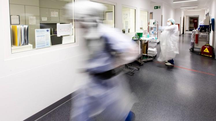 Ein Krankenpfleger läuft über einen Flur auf der Intensivstation am Universitätsklinikum Schleswig-Holstein.