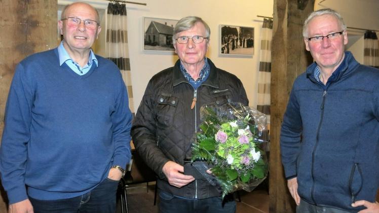 Das war es: Johannes Nyenhuis (links) und Alfons Julius Bruns (rechts) verabschiedeten Werner Hollermann.