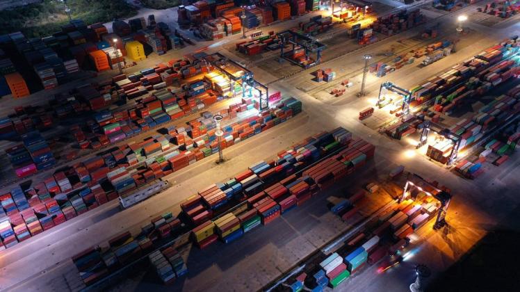 Im chinesischen Hafen von Nanjing stapeln sich Frachtcontainer, die auf ihren weiteren Transport warten. Im chinesischen Hafen von Nanjing stapeln sich Frachtcontainer, die auf ihren weiteren Transport warten.