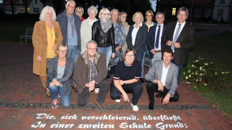 Auf der Pflasterung am Brunnen des Ludmillenhofs wurde das Gedicht „Der römische Brunnen“ von Conrad Ferdinand Meyer aufgetragen. Vertreter der Gemeinde sowie des Arbeitskreises weihten die Verse nun ein. Foto: Christian Belling