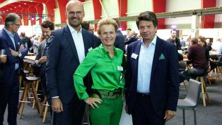 Ein großer Tag -- nicht nur für die Geschäftsführung von Derix: Markus Brößkamp, Simone Derix, Markus Derix (von links) Foto: Erhard Kurlemann