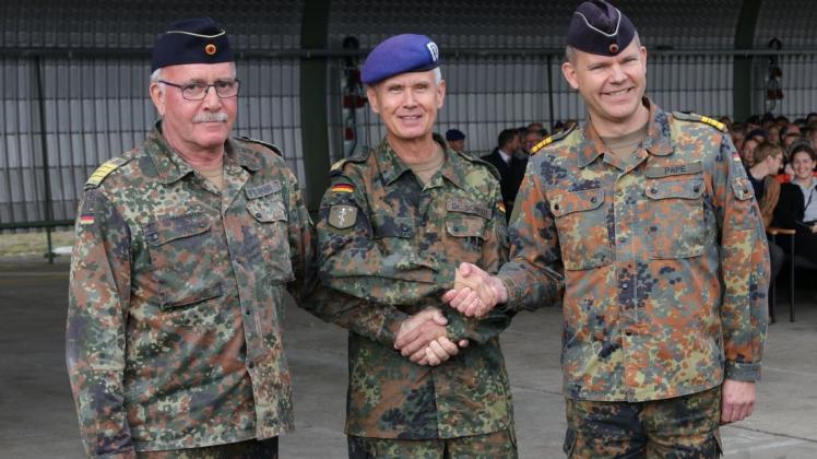 Kommandowechsel in der Artland-Kaserne: Generalstabsapotheker Dr. Stephan Schmidt (Mitte) verabschiedete Flottenapotheker Wilfried Fellmann (links) in den Ruhestand und übergab das Kommando über das Versorgungs- und Instandsetzungszentrum Sanitätsmaterial an Flotillenapotheker Martin Pape. 