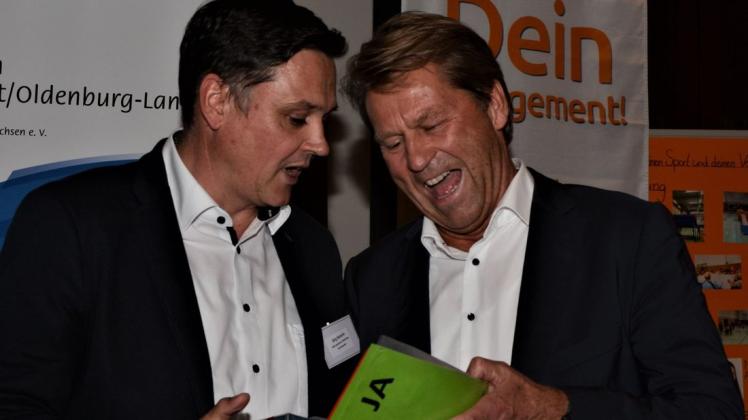 Jörg Skatulla (links), Vorsitzender des Kreissportbundes Oldenburg-Land, gratuliert Vorgänger Peter Ache zur Ehrenmitgliedschaft. Foto: Richard Schmid
