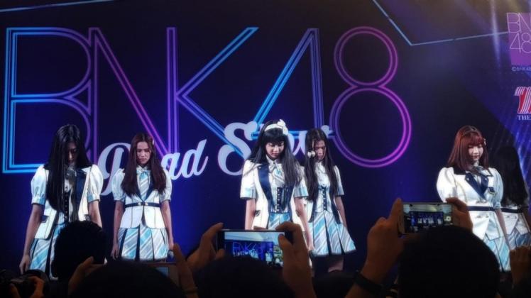 Die thailändische Popband BNK48 hat für einen Skandal gesorgt, als eine Sängerin im Hakenkreuz-Shirt auftrat. Symbolfoto: Wikimedia Commons/Iudexvivorum