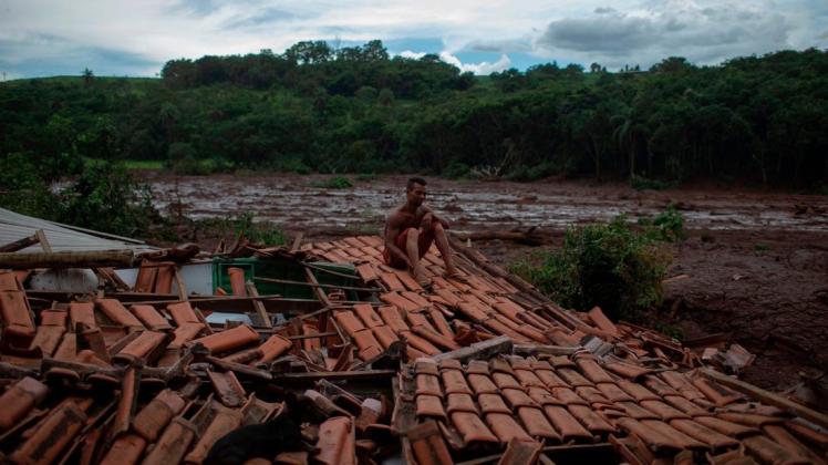 "Alles begann zu wackeln und dann sah ich, wie Bäume und Menschen unter dem Schlamm verschwanden, sagt Emerson dos Santos. Der 30-Jährige sitzt auf dem Dach seines zerstörten Zuhauses. 