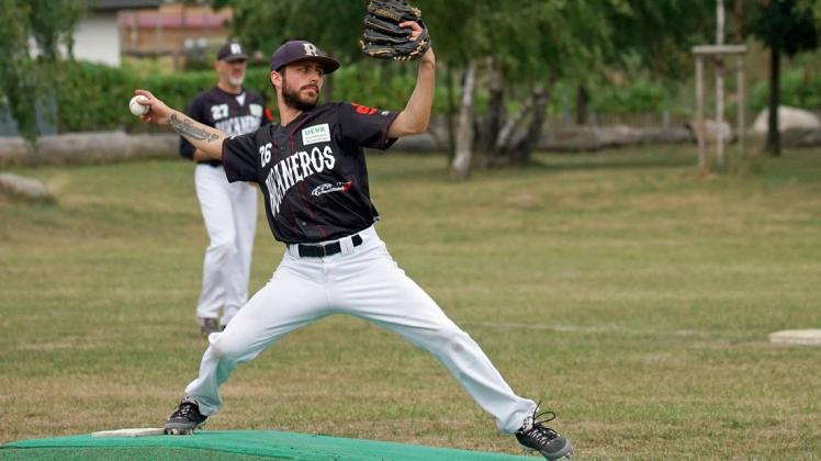 Der Rostocker Baseball-Club Bucaneros  – hier Pitcher Hannes Blumenberg, im Hintergrund Jörg Töpfer – feiern 2019 bereits ihren 10. Geburtstag.