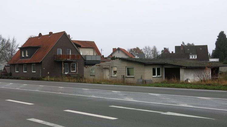 Diese Häuser an der Haselünner Straße in Fürstenau sollen abgerissen und durch sechs Wohnhäuser mit 13 Wohneinheiten ersetzt werden.