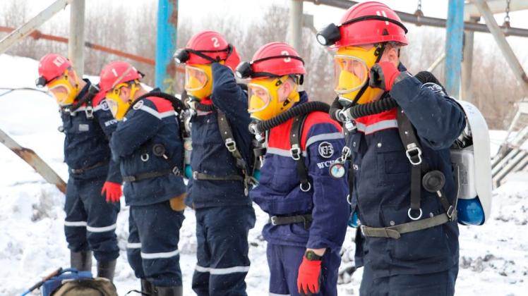 Auf diesem vom russischen Ministerium für Katastrophenschutz zur Verfügung gestellten Foto bereiten sich Rettungskräfte auf die Arbeit an einem Brand in einem Kohlebergwerk in der Nähe der sibirischen Stadt Kemerowo, etwa 3.000 Kilometer östlich von Moskau, vor.