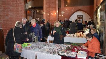 Vorweihnachtliche Stimmung in der Klosterkirche Tempzin beim 2019er-Adventsbasar. Im Vorjahr musste er ausfallen, am 27. November findet die bereits 22. Auflage statt.