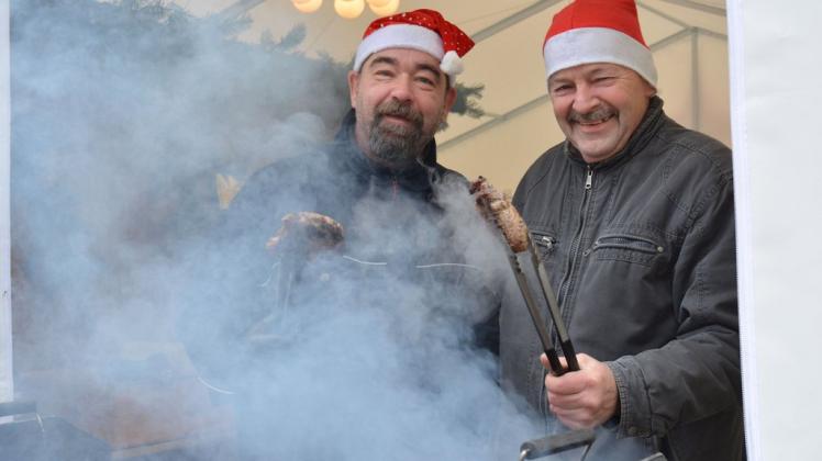 Am Grill sorgen Dirk Dreyer (l.) und Wolfgang Walther dafür, dass immer genug Steaks und Bratwürste auf dem Feuer liegen.