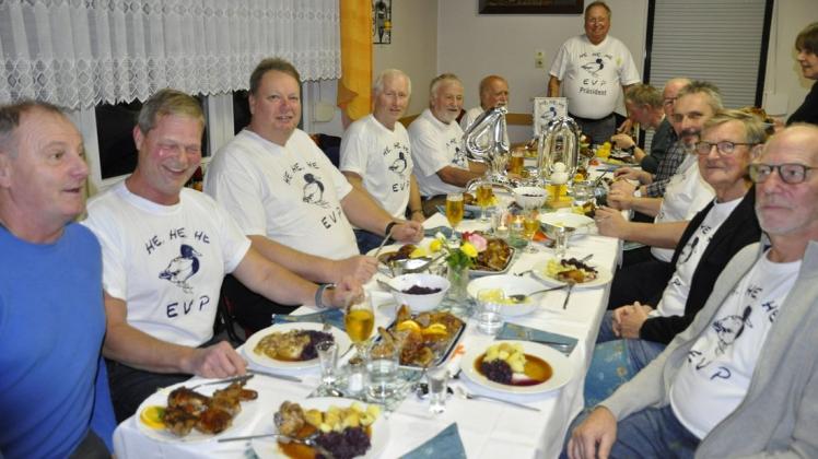 40 Jahre gibt es diese Männerrunde aus Pädagogen. Als Entenverein Perleberg treffen sie sich einmal jährlich zum Entenessen.