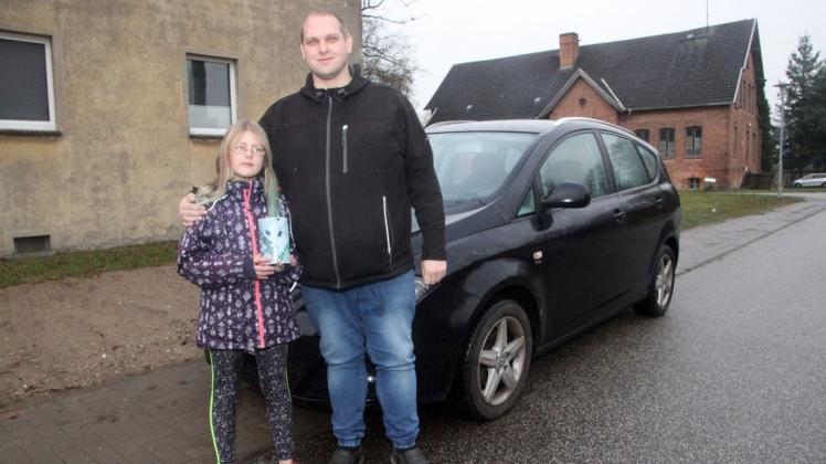 Ricardo Freiberg und seine zehn Jahre alte Tochter Rosa sind dankbar für die Hilfe vieler Menschen, die Geld und sogar dieses Auto spendeten.
