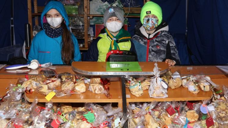 Annika (von links), Jannis und Michael verkauften Kekse, um die Kasse des Schulvereins Bickbargen aufzufüllen.