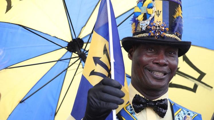Aidan Taylor, ein Bürger von Barbados, in Nationalfarben gekleidet. Sein Heimatstaat hat sich von der britischen Krone losgesagt und zur Republik erklärt.