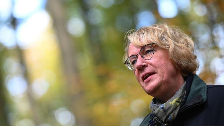 Barbara Otte-Kinast spricht bei einem Waldrundgang.