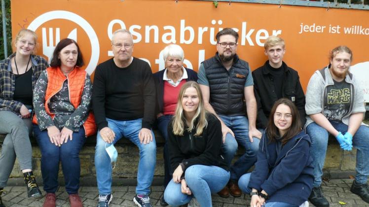 Mitarbeiter der Osnabrücker Tafel rahmen den derzeitigen Vorsitzenden Hermann Große-Marke (Dritter von links) und die Gründungsvorsitzende Gerda Haberstroh (Vierte von links) ein.
