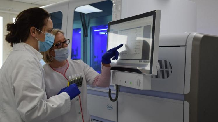 Im Labor MVZ Westmecklenburg herrscht Hochbetrieb. Die Geschäftsleiterin, Dr. Antje Schwarz und die stellvertretende Laborleiterin des PCR-Labors, Mandy Söhn werten täglich Corona-Tests aus.