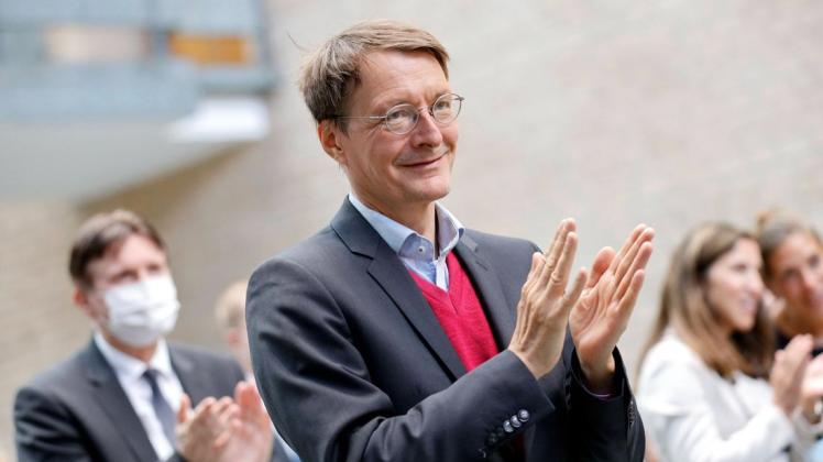 Wird Karl Lauterbach der nächste Gesundheitsminister? Kanzler in spe Olaf Scholz will am Montag die SPD-Köpfe für das Ampel-Kabinett vorstellen. Wird Karl Lauterbach der nächste Gesundheitsminister? Kanzler in spe Olaf Scholz will am Montag die SPD-Köpfe für das Ampel-Kabinett vorstellen.
