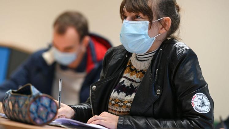 In Niedersachsen gilt an den Schulen eine durchgängige Maskenpflicht. Das soll auch so bleiben. Auch sollen die Schulen nach wie vor nicht wieder flächendeckend geschlossen werden. In Niedersachsen gilt an den Schulen eine durchgängige Maskenpflicht. Das soll auch so bleiben. Auch sollen die Schulen nach wie vor nicht wieder flächendeckend geschlossen werden.