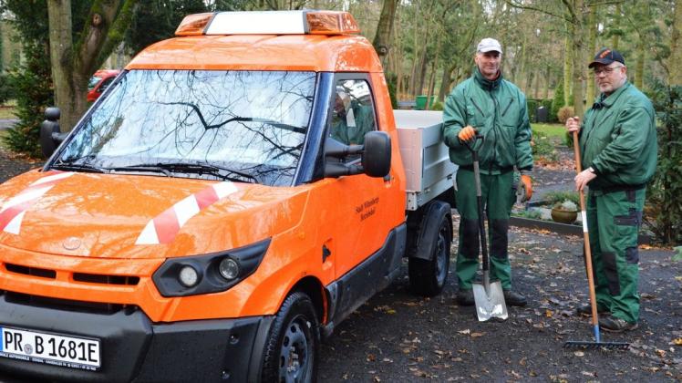 Die Mitarbeiter Karsten Pfeiffer (I) und Ronald Kaiser nutzen bereits das neue E-Auto.