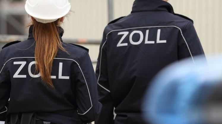 Razzia in Stralendorf: 16 Zollfahnder durchsuchten am Dienstag zwei Standorte einer Baufirma.