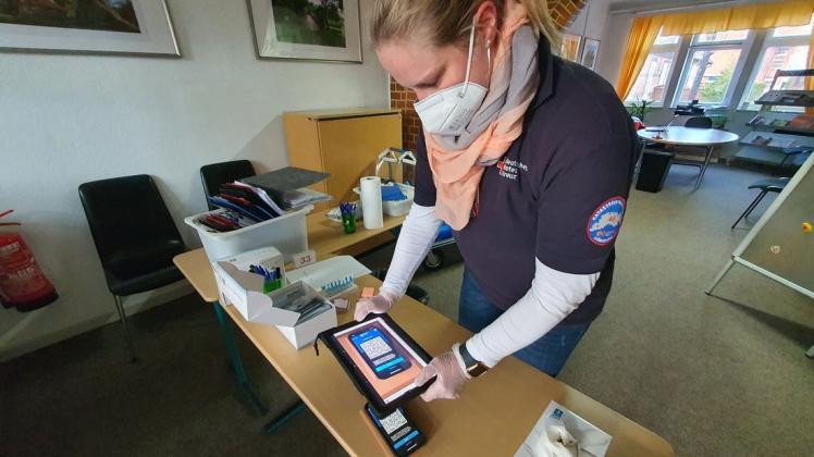 So einfach könnte es gehen. Katharina Reibe scannt im Neuhauser Testzentrum einen QR-Code von der Corona-Warn-App ein und hat sofort alle wichtigen Daten parat. Noch nutzen diese App allerdings sehr wenige Testwillige.