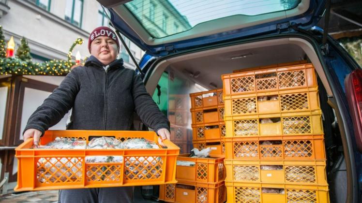 Stollen im Wert von 10.000 Euro müssen weg. Julia Heyde packt kistenweise Christstollen in das Auto. Sie hofft, noch einige von den Weihnachtskuchen in der Familienbäckerei verkaufen zu können.