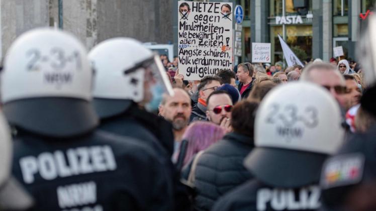 "Querdenker" sind die lauteste Stimme in Deutschland gegen die Schutzimpfungen. Ärztepräsident Klaus Reinhardt lobt die Impfpflicht, die diese Menschen zum Piks bewegen soll. "Querdenker" sind die lauteste Stimme in Deutschland gegen die Schutzimpfungen. Ärztepräsident Klaus Reinhardt lobt die Impfpflicht, die diese Menschen zum Piks bewegen soll.