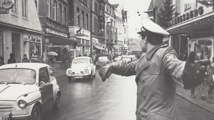 Polizeibeamter statt Weihnachtsmann: Die vorweihnachtliche Impression aus der Delmenhorster Innenstadt stammt aus dem Dezember 1968.