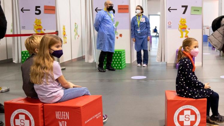Österreich impft seit Mitte November Kinder ab fünf gegen Corona (Foto). In Deutschland warten viele Ärzte und Eltern noch auf die Stiko-Empfehlung.