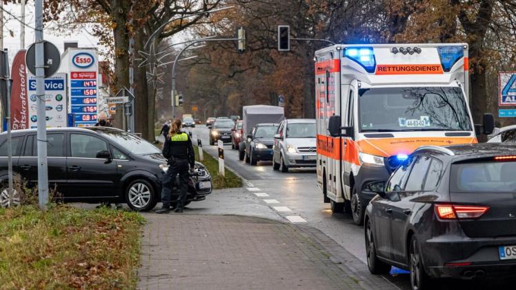 An der Einmündung Osnabrücker Straße/Blumenweg in Bohmte sind ein Radfahrer und ein Pkw zusammengestoßen.