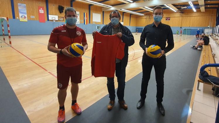 Dank über 6000 Vereinsscheinen aus der Rewe-Aktion „Scheine für Vereine" freuen sich jetzt Billy Wacker, Thomas Pietz und Lucas Straßer (v.l.) von der SV "Concordia Lübtheen" über Trainingsutensilien für den Vereinsnachwuchs.
