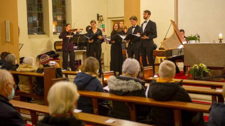 Das Ensemble „Concentus syderum“ spielte mit Unterstützung des Kammerensembles des Landesjugendchores Schleswig-Holstein unter anderem Werke von Johann Sebastian Bach.