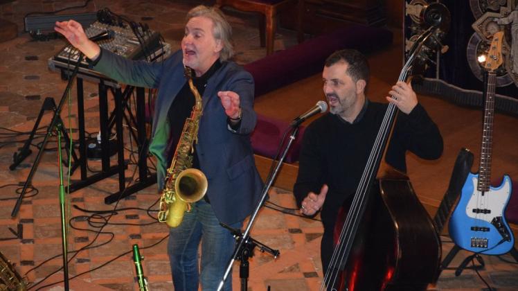 Brachten mit ihrer Jazz-Musik gute Stimmung in die Schelf Kirche. Andreas Pasternack (l.) und Enrique Marcano von Pasternacks Swing-Trio.