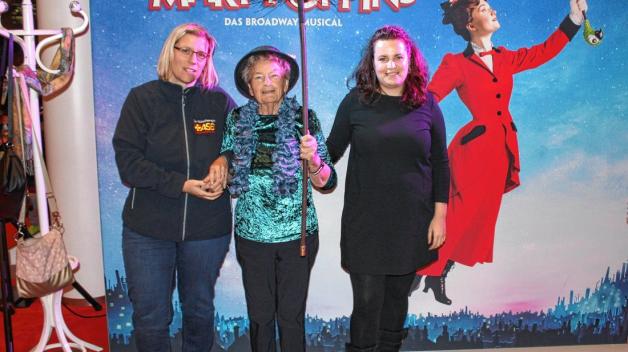 Ein Erinnerungsfoto für Liesbeth Glawe (Mitte) mit Korinna Lembke (l.), Julia Kottke (r.) und Mary Poppins.