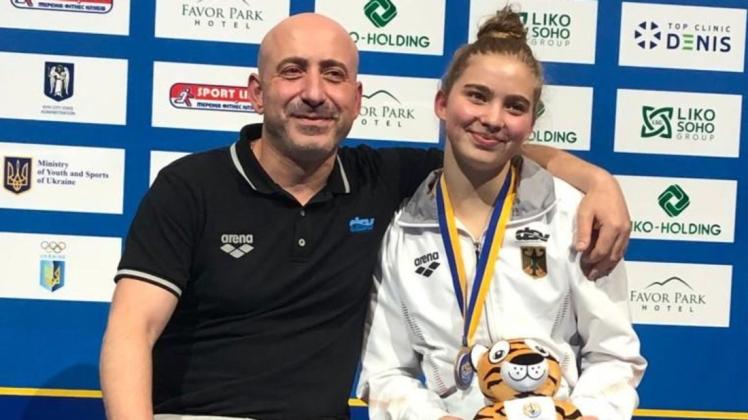 „Unheimlich glücklich“: Junioren-Doppel-Weltmeisterin Jette Müller mit Trainer Michail Sachiasvili
