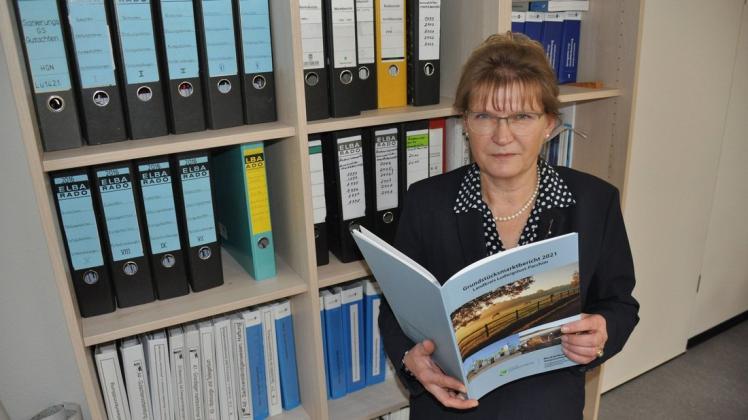 Mit Kaufpreisen für Grundstücke und Bodenrichtwerten kennt sich Jana Großmann bestens aus. Sie ist Fachdienstleiterin der Gemeinsamen Geschäftsstelle der Gutachterausschüsse von Ludwigslust-Parchim und Schwerin.