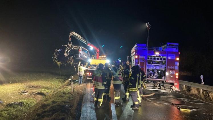 Nach einem Unfall mit fünf Toten auf der Bundesstraße 253 bei Fritzlar wird ein Autowrack geborgen.