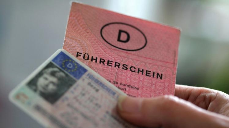 Die alten Führerscheine aus Pappe laufen ab. Bis zum 19. Januar 2022 müssen alle Personen der Geburtsjahrgänge 1953 bis 1958 ihre alten Führerscheine gegen neue EU-einheitliche Ausweise umtauschen.