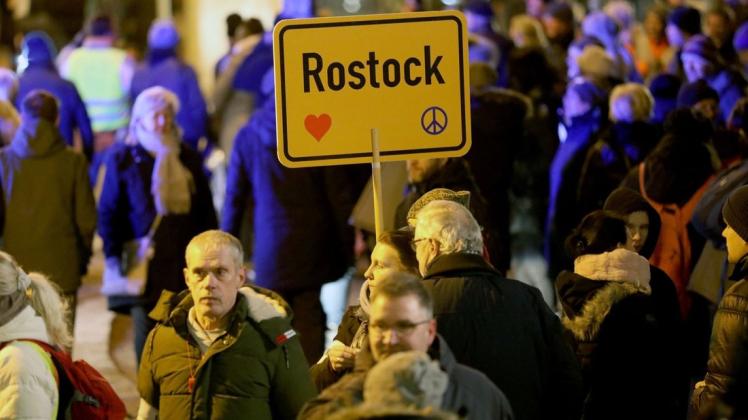 Impfgegner und Gegner von Corona-Einschränkungen demonstrieren durch die Rostocker Innenstadt.
