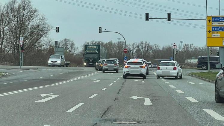 Vom etwa halbstündigen Stromausfall in Rostock und Teilen angrenzender Landkreise war auch der Verkehr betroffen. Vom etwa halbstündigen Stromausfall in Rostock und Teilen angrenzender Landkreise war auch der Verkehr betroffen.