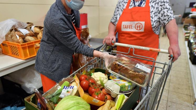 Bei Tafeln können sich Menschen mit wenig Geld mit Lebensmitteln versorgen. Auch bei den gemeinnützigen Einrichtungen hinterlässt die Pandemie Spuren, erzählt Verbandschef Jochen Brühl im Interview.