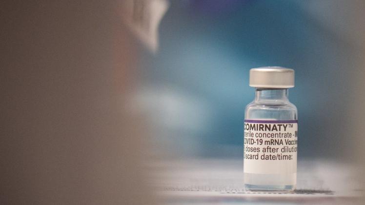 Für einen Schutz gegen die Omikron-Variante des Coronavirus sind drei Impfungen mit dem Corona-Impfstoff von Biontech erforderlich.