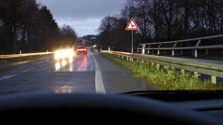 Beim Warnschild "Achtung Wildwechsel", wie hier auf der L501 in Lotte-Gohfeld Richtung Osnabrück-Atter, müssen Autofahrer damit rechnen, dass in der Dämmerung plötzlich Wild an oder auf der Straße steht.