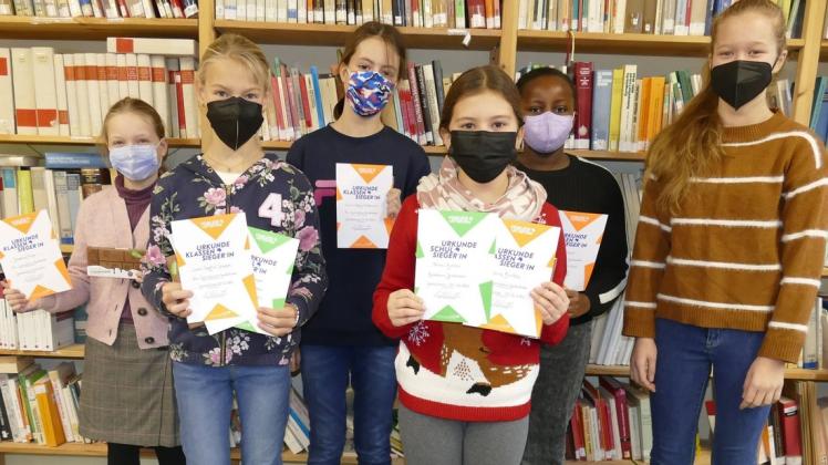 Siegerin Selina Puchtler (vorne rechts), die die Schule demnächst beim Kreisentscheid vertreten darf, neben der zweiten Siegerin Lara Sophie Groppe (vorne links) und den Klassensiegerinnen (hinten von links): Josephine Runge, Emma Häußermann, Elsbeth Ngure sowie Jurymitglied und Vorjahressiegerin Nell Kleibrink. Siegerin Selina Puchtler (vorne rechts), die die Schule demnächst beim Kreisentscheid vertreten darf, neben der zweiten Siegerin Lara Sophie Groppe (vorne links) und den Klassensiegerinnen (hinten von links): Josephine Runge, Emma Häußermann, Elsbeth Ngure sowie Jurymitglied und Vorjahressiegerin Nell Kleibrink.