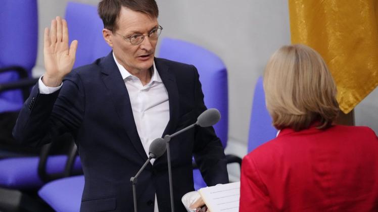 Karl Lauterbach (SPD), Bundesminister für Gesundheit, legt im Bundestag vor Bärbel Bas (SPD), Bundestagspräsidentin, bei der Vereidigung den Amtseid ab.