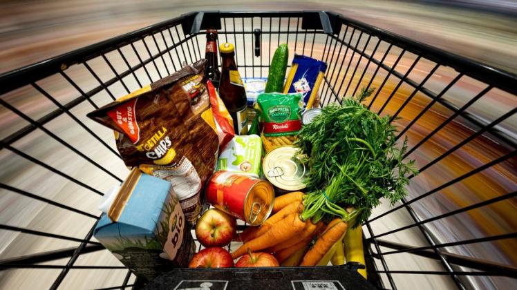 Ein Einkauf liegt in einem Einkaufswagen in einem Supermarkt. Die Inflation in Deutschland ist im November 2021 auf den höchsten Stand seit fast 30 Jahren gestiegen.