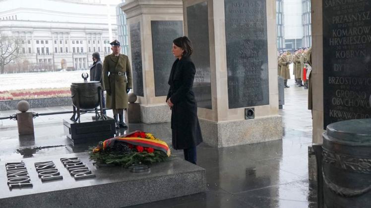 Außenminister Annalena Baerbock (Grüne) am Grab des unbekannten Soldaten in Warschau.