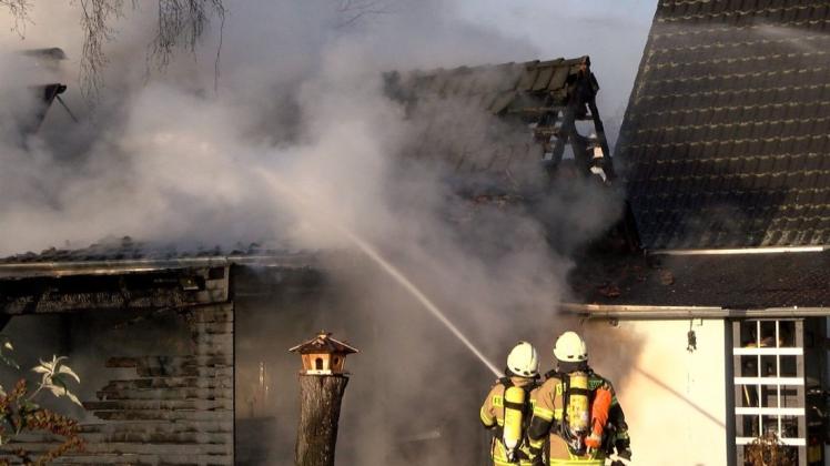 Die Feuerwehr konnte bei dem Feuer in Stuhr verhindern, dass die Flammen auf die benachbarten Gebäude übergreifen.
